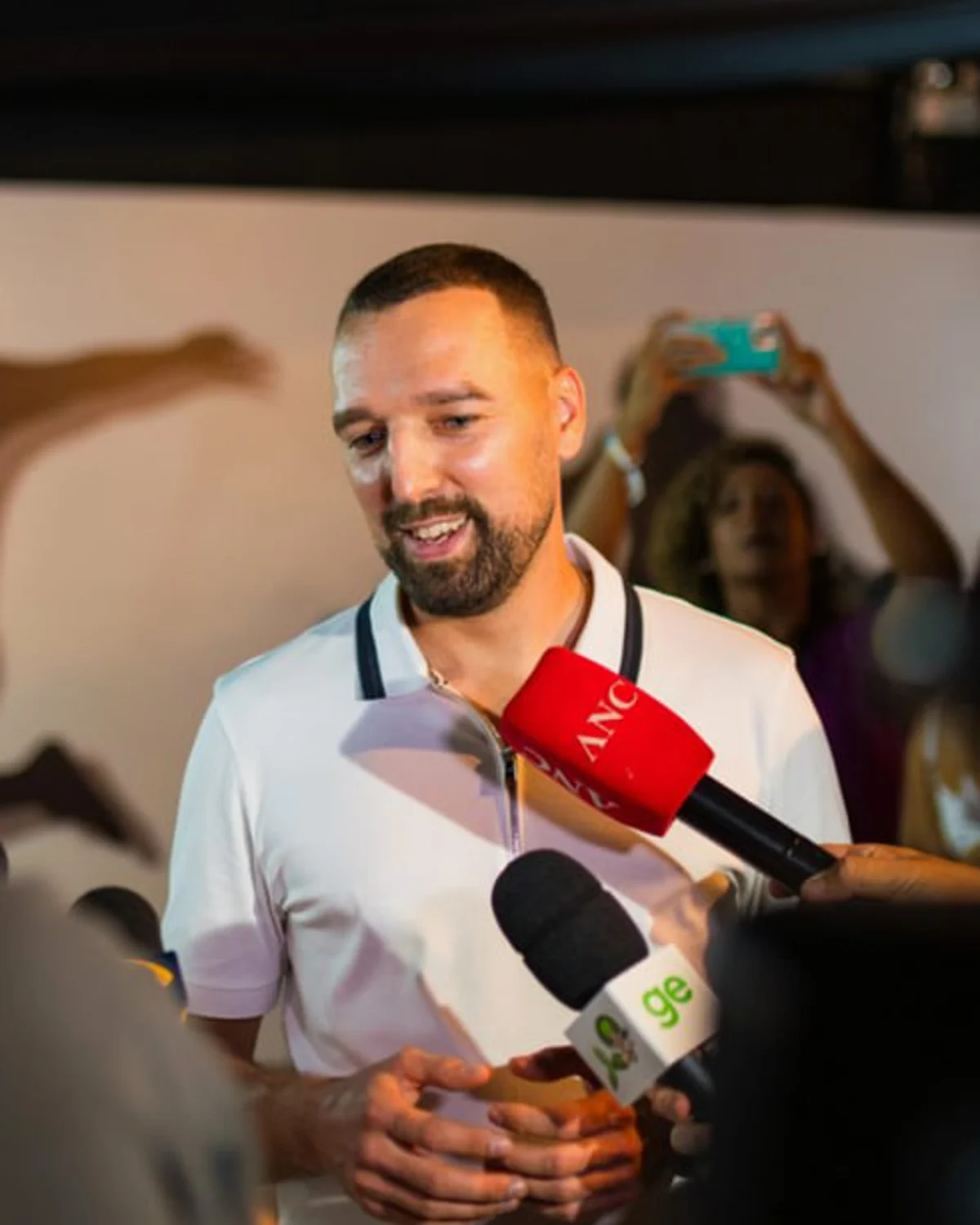 Dmitry Saksonov répond aux questions des journalistes lors d’un point presse